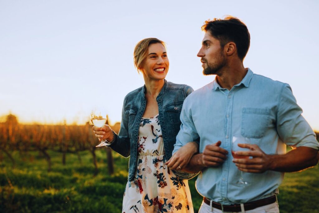 Pareja disfrutando de un vino en el viñedo