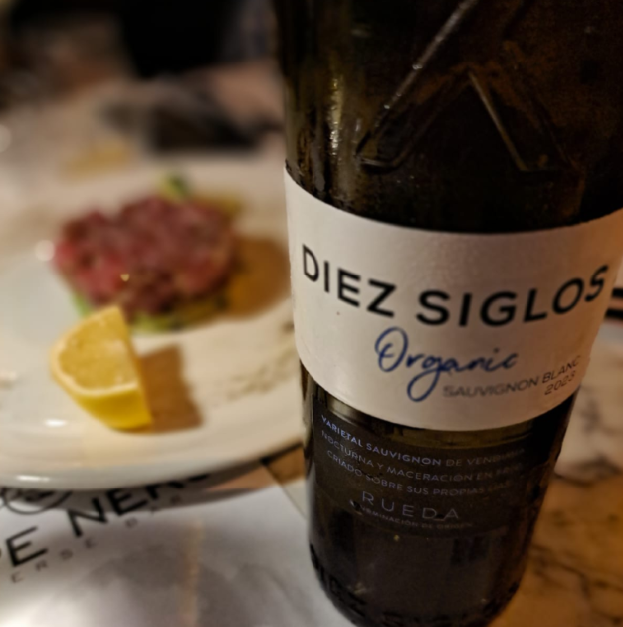 vino blanco Sauvignon blanc Botella de vino blanco Sauvignon blanc con tartar de fondo